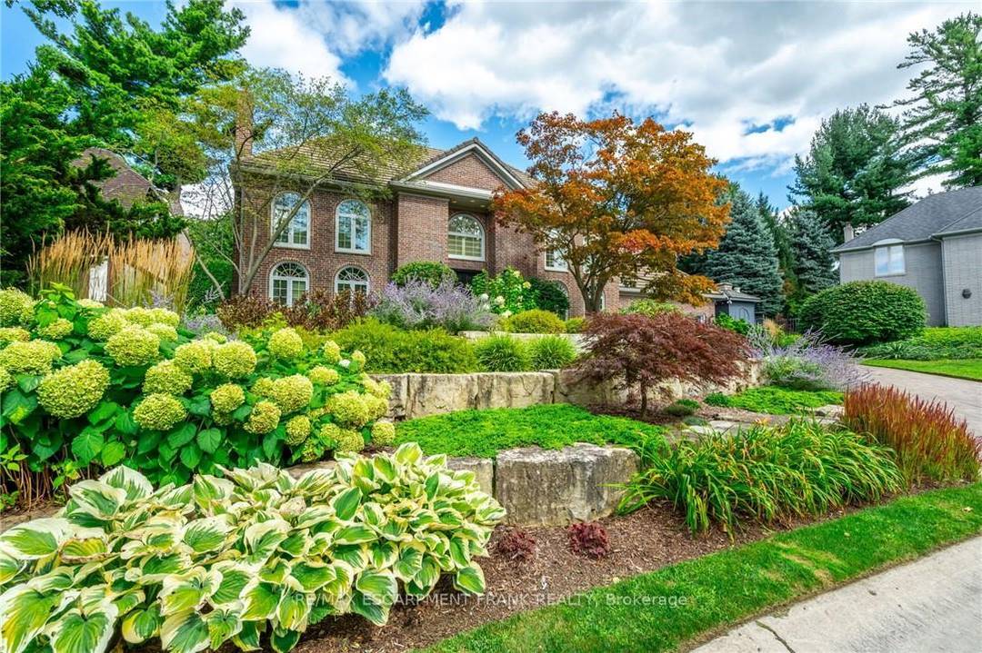 Exceptional Estate in One of Ancaster's most sought after Neighbourhoods !