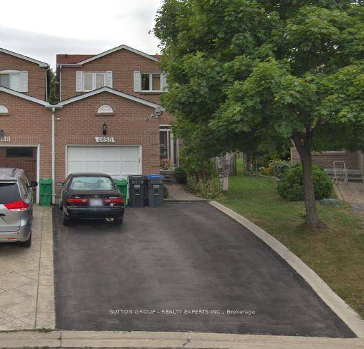 Stunning Home on a Premium Pie Shaped Lot in Mississauga !