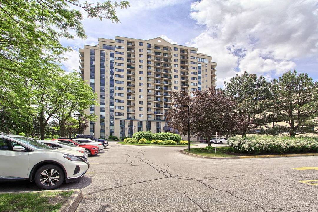 Experience the ultimate waterfront lifestyle in this beautifully updated 2 bedroom, 2 bathroom condo featuring 1 parking space and 1 locker, with sweeping panoramic views of Kempenfelt Bay and Downtown ...