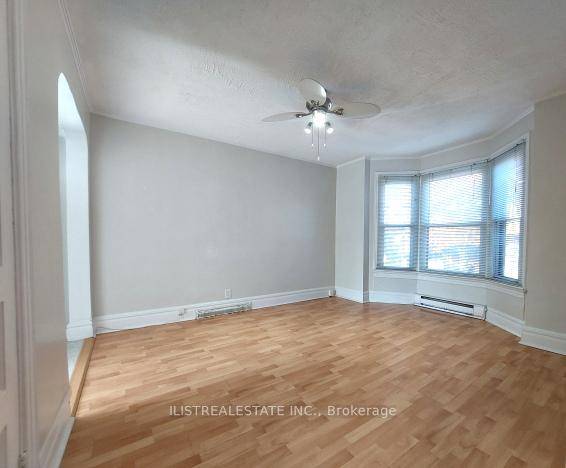 Large Upper Beach 2 Bedroom Apartment in Prime Location !