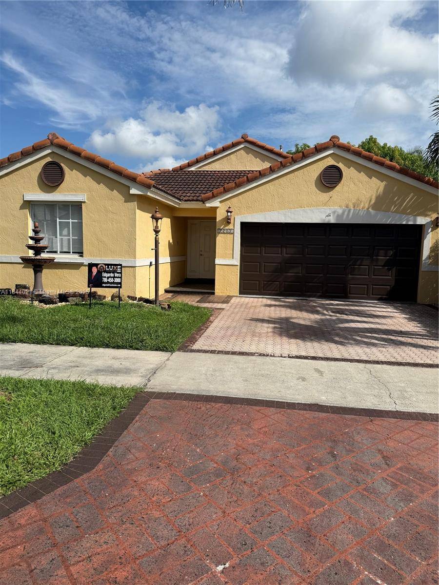 Great home in Lago Mar South, tile floors throughout, high vaulted ceilings.
