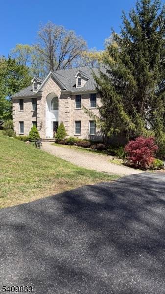 Spacious colonial rental located in Randolph, NJ.