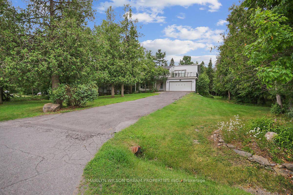 Spacious 4 bedroom 3 bathroom home on exclusive Barlow Crescent in Dunrobin Shores.