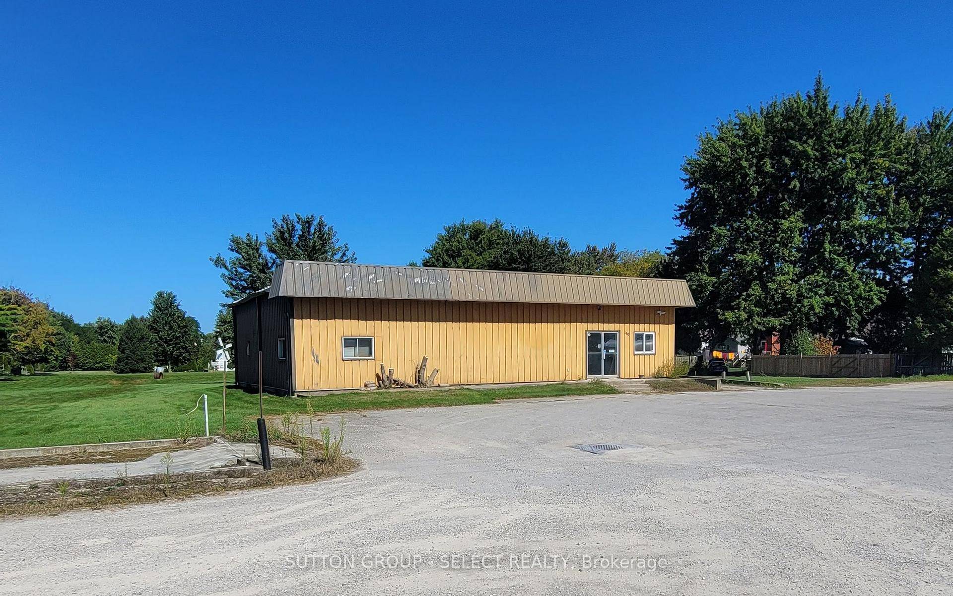 Great location in Monkton Ontario with a signboard on the highway.