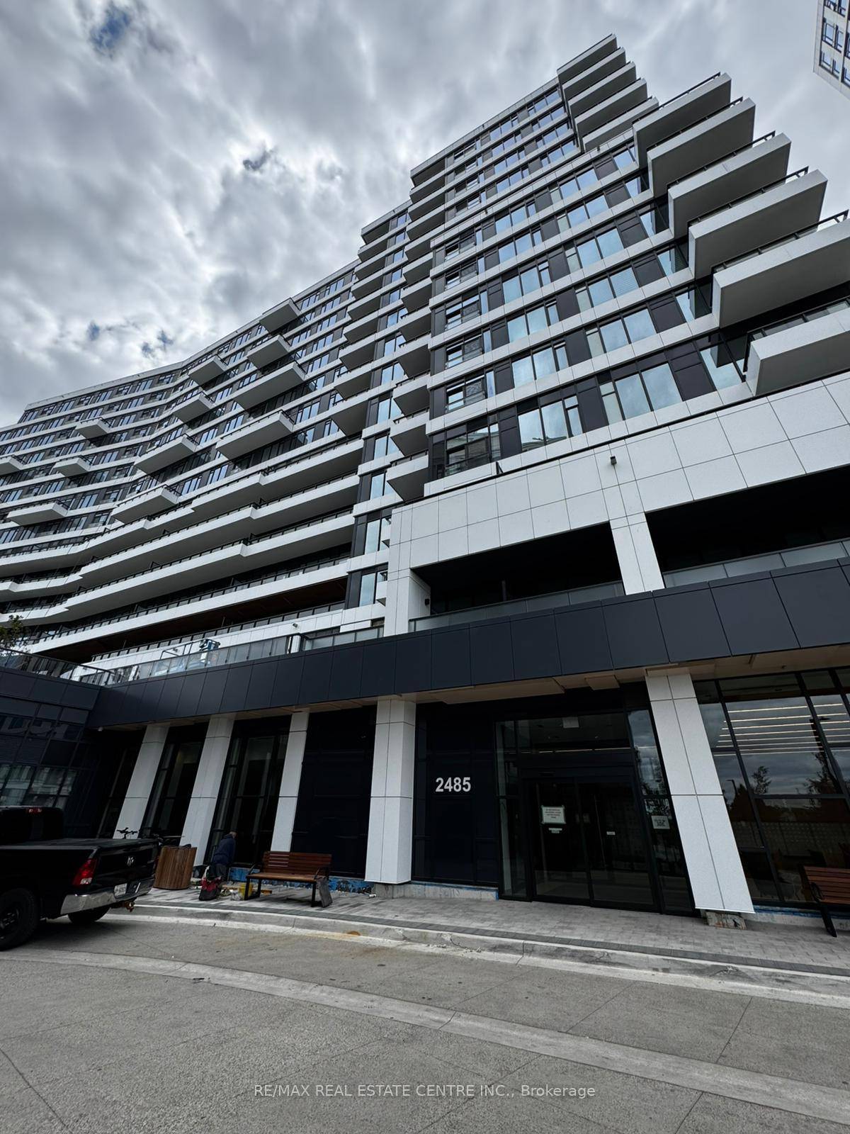 Welcome to this Stylish 2 Bedroom, 2 Bathroom Condo in the Heart of Erin Mills !