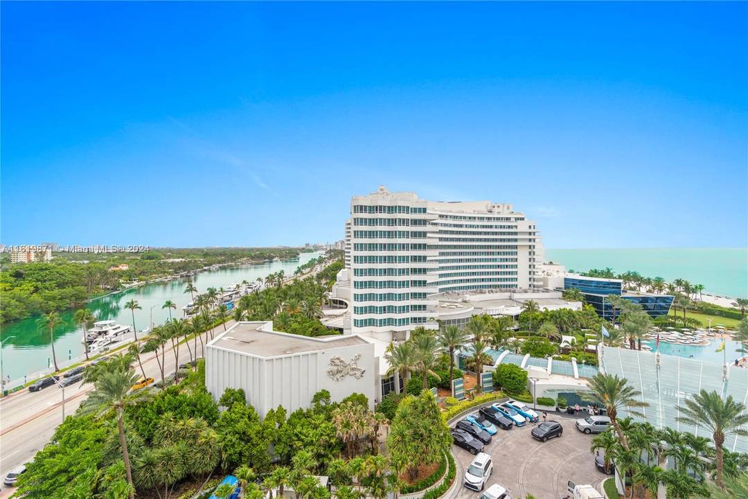 Beautiful Jr Suite w ocean, bay amp ; city views at Fontainebleau II.