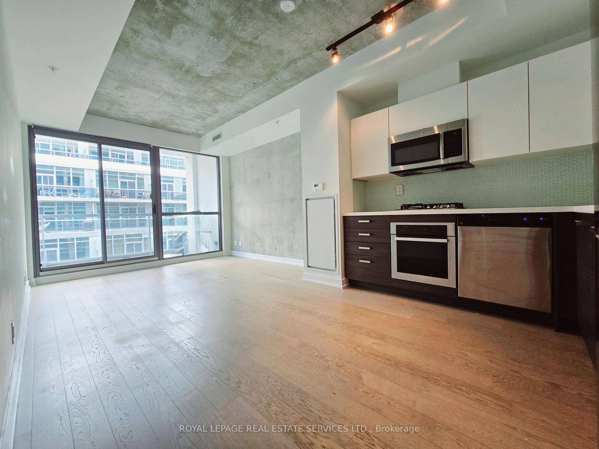 Prime King West, South Facing Jr 1 Bedroom Loft Includes Parking amp ; Locker.