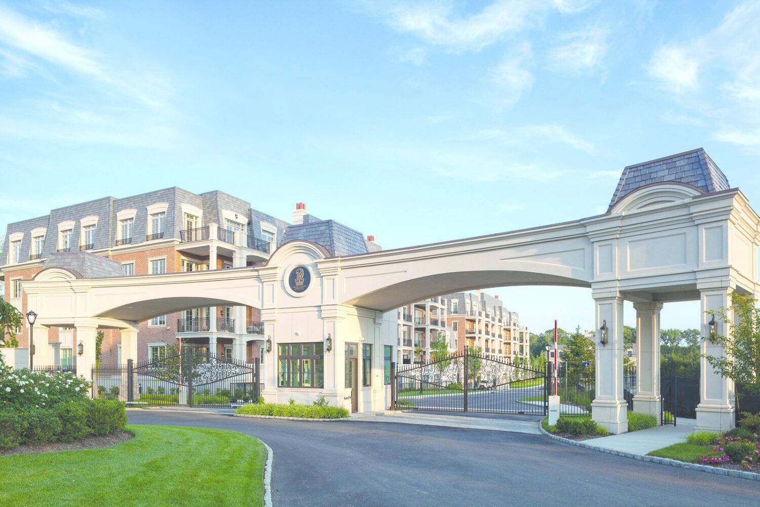 Luxury Penthouse in East Hills Welcome to the crown jewel of the Ritz Carlton Residences at North Hills being delivered fully furnished, this double penthouse suite was once two units, ...