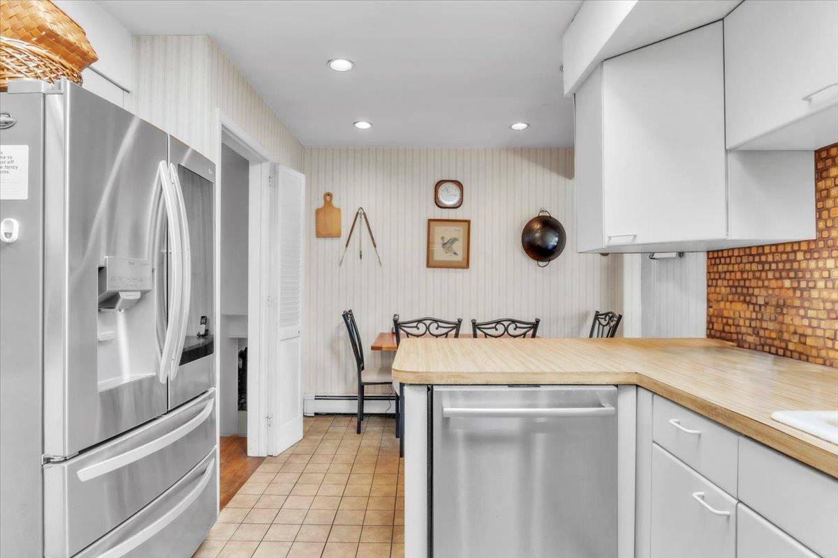 Prime location 3 4 bedroom, 3 full bath split available immediately