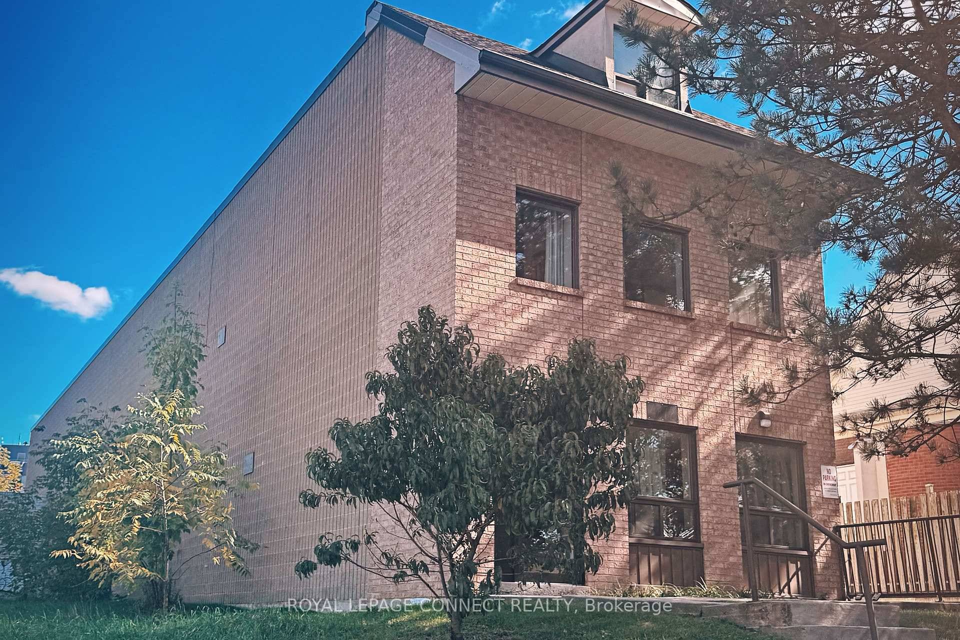 Modern, well maintained condo apartment in a desirable building close to all the attractions, shops, and amenities of Niagara Falls.