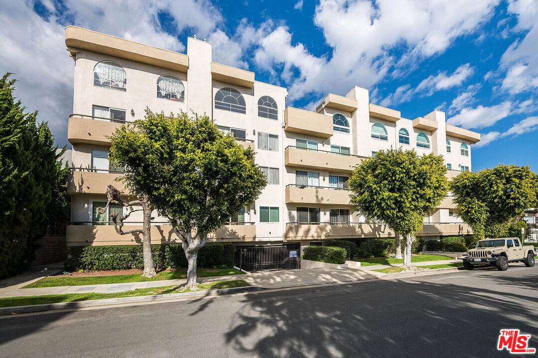 1872   Midvale Ave 2.0 LA
