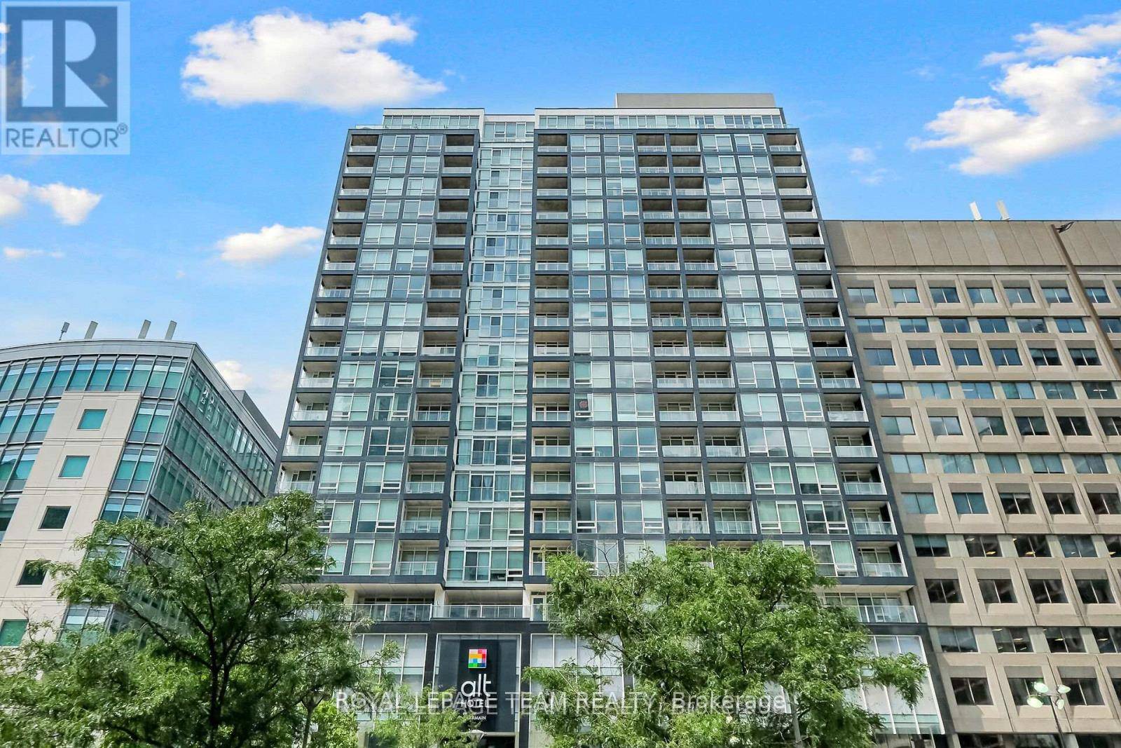 Available IMMEDIATELY, Welcome to this deluxe, One Bed, One Bath condominium apartment centrally located in the heart of Ottawa.