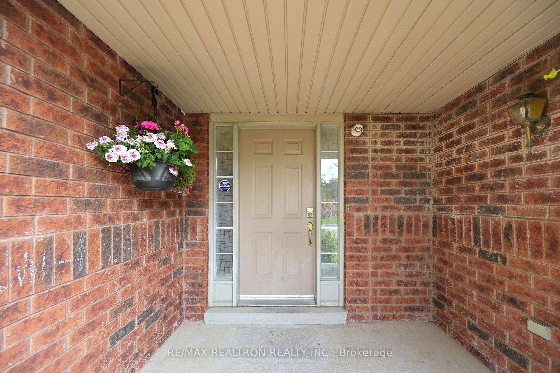 Freehold Townhouse with Backyard in Prime Richmond Hill Location !