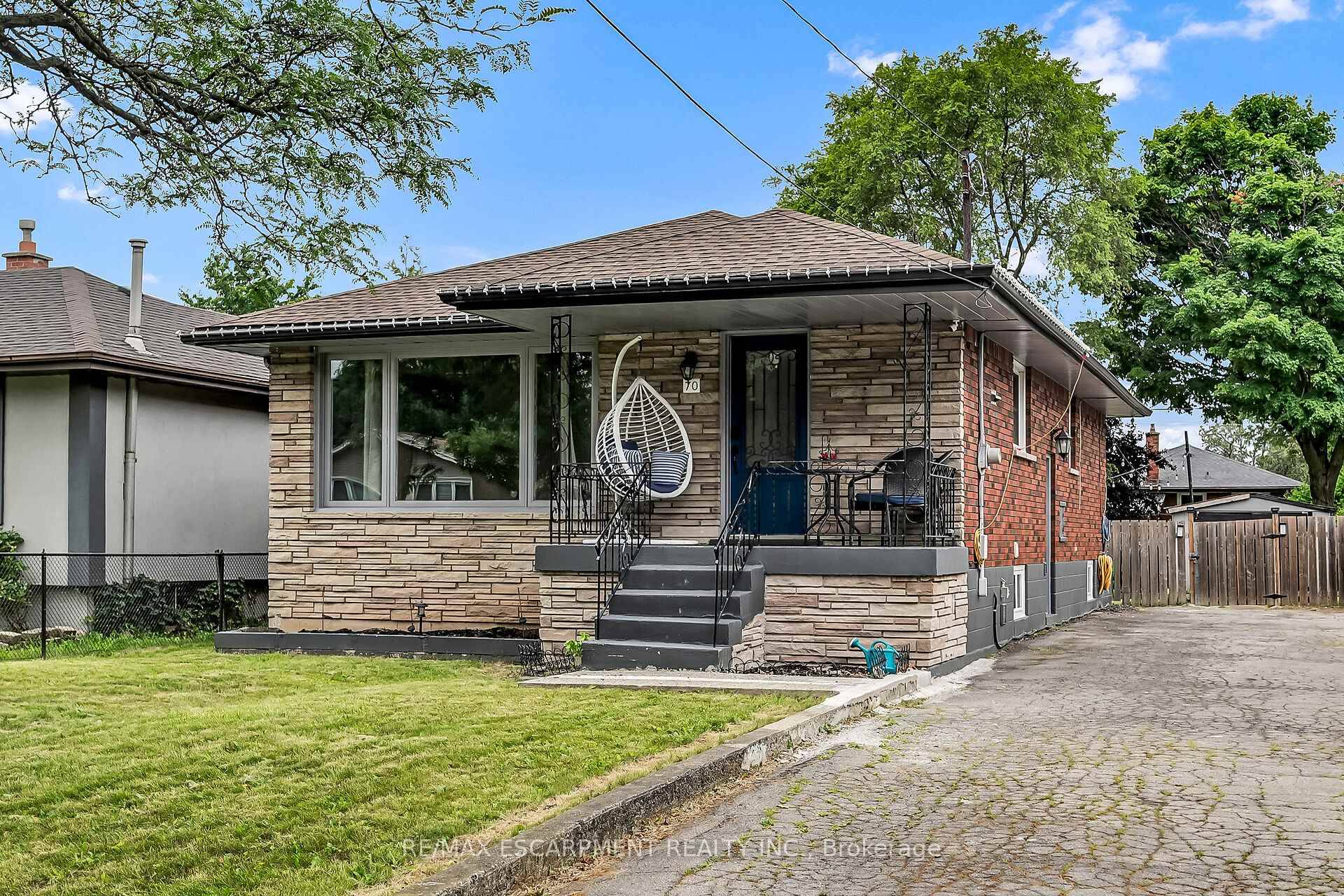 IN LAW POTENTIAL ! ! Spacious bungalow located in the desirable Greeningdon neighbourhood on the Hamilton Mountain.