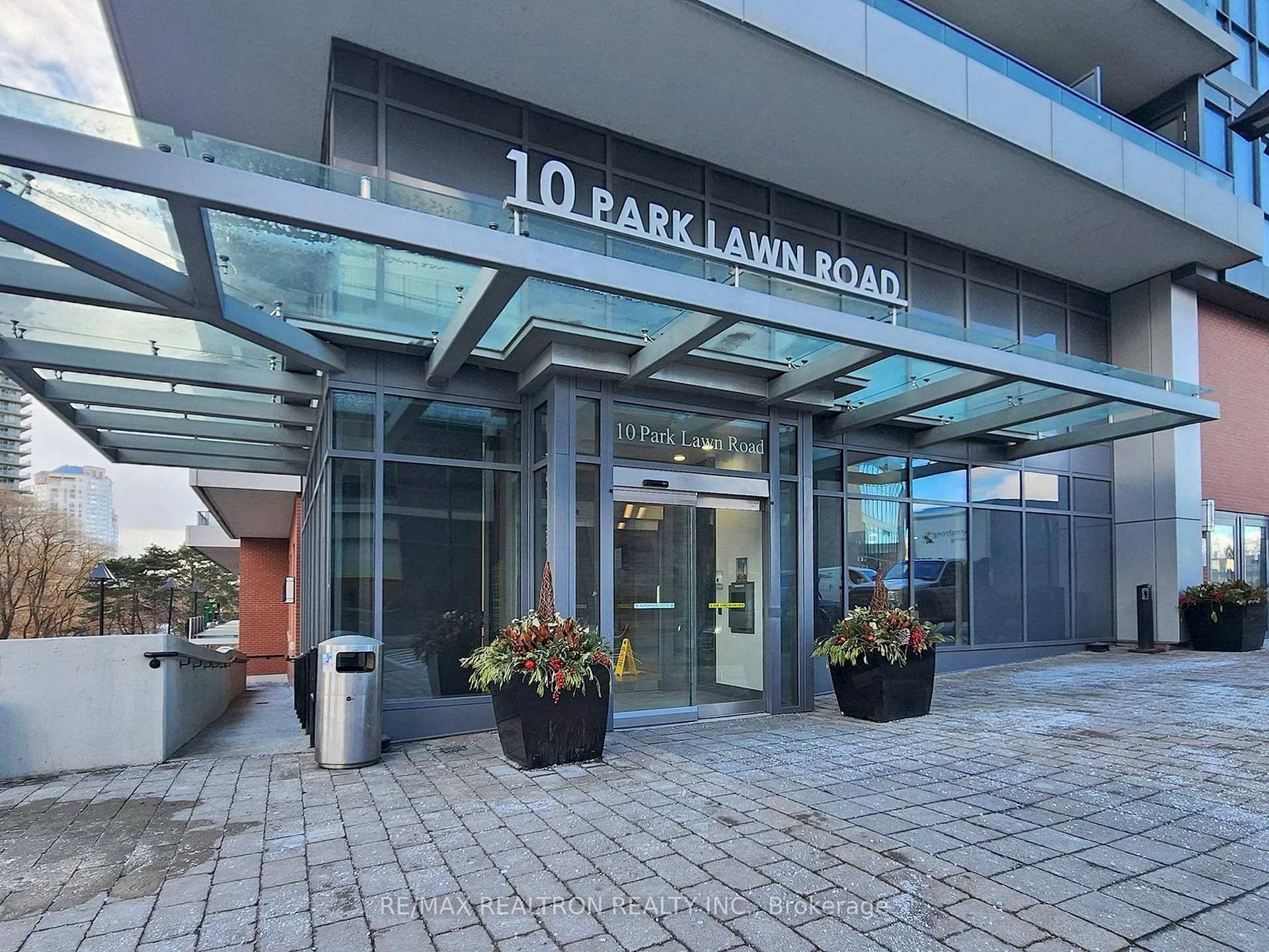 Magnificent Southeast Corner Suite with Panoramic Lake amp ; City Views.