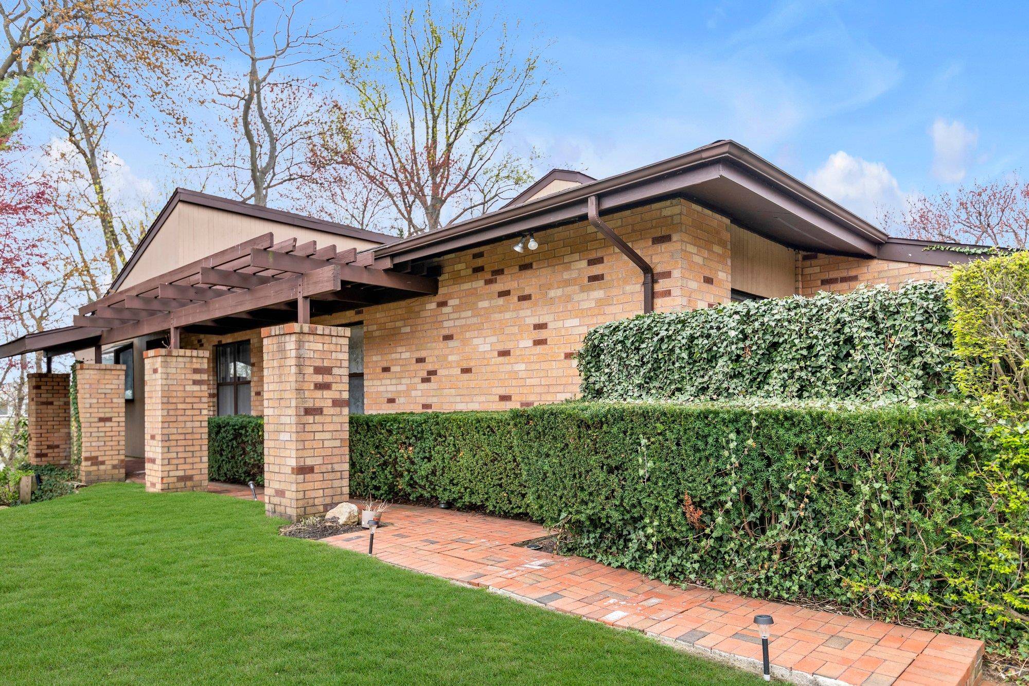 This Ranch Home is in The Beautiful Gated Whitewood Community.