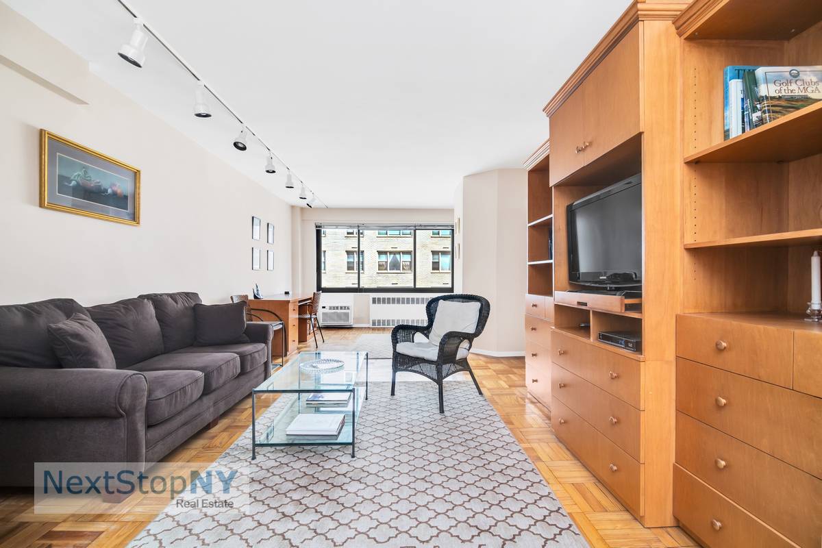 Embrace the opportunity to live in this extra large well kept alcove studio, located in the heart of Murray Hill a truly exceptional home.