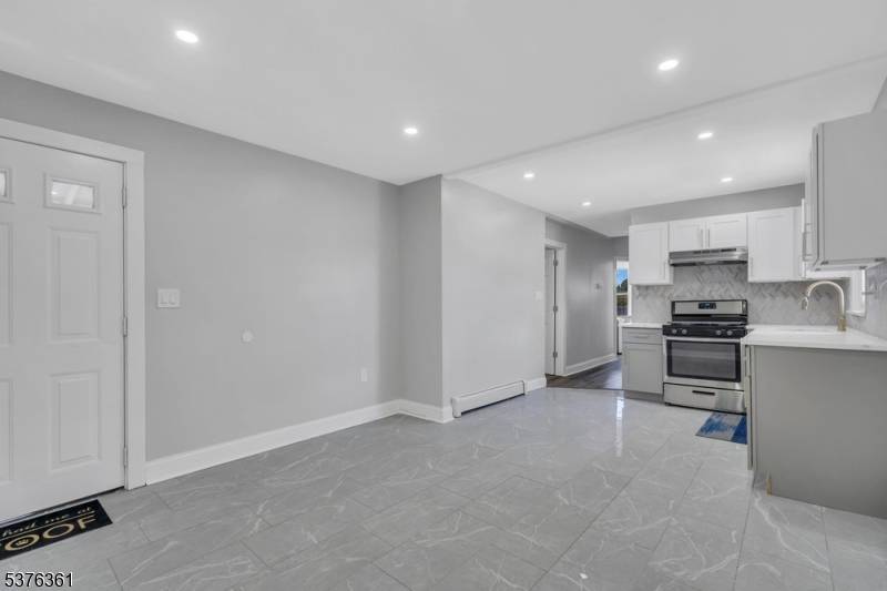 EXCEPTIONAL 2 FAMILY HOME IN NEWARK !