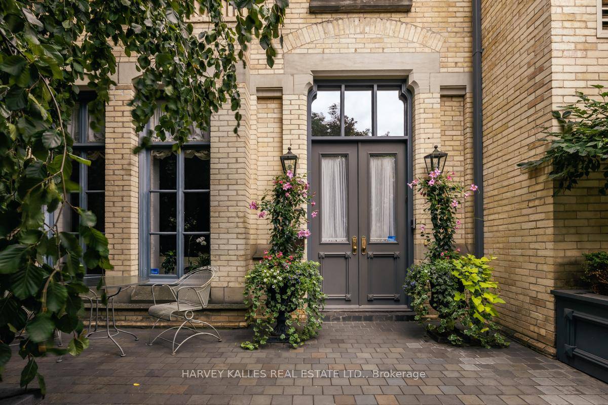 Deer Park architecturally acclaimed residence by Gabor Popper offers unparalleled luxury with soaring ceilings and elegant finishes in an effortless layout.