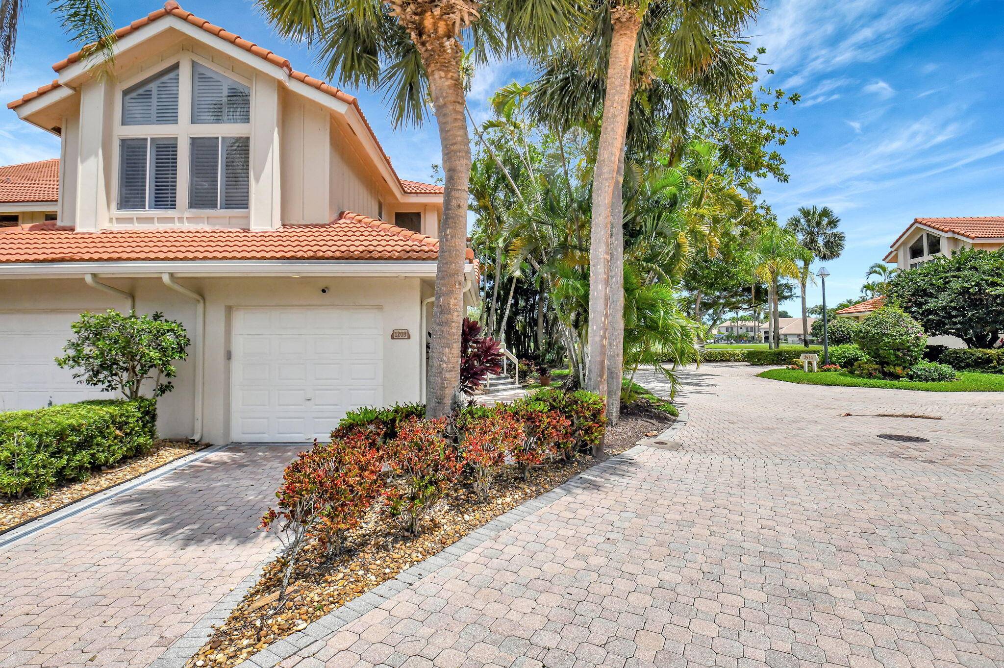 Welcome to luxury living in the prestigious Village of Bridgepointe, located within the award winning Broken Sound Country Club.