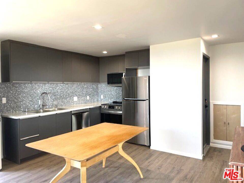 1433   Silvius Ave La