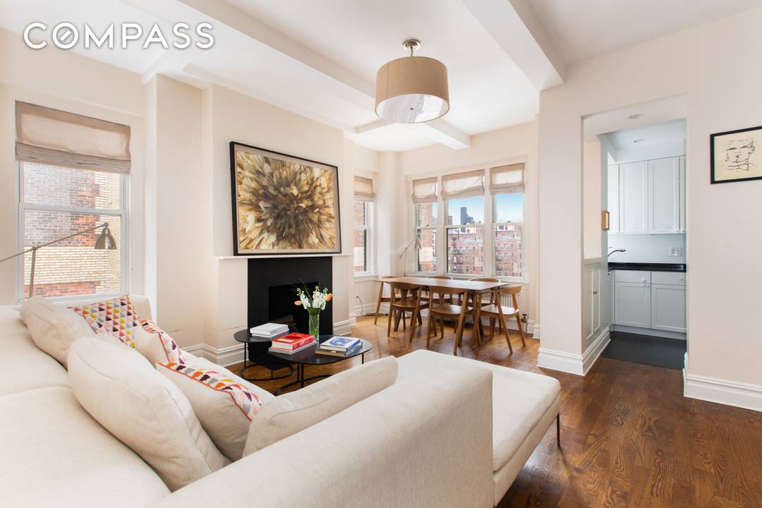 Rarely available on 5th Avenue historic Gold Coast is a sophisticated 2 bedroom in mint condition with beautiful exposures onto the village charming landmarked houses and Fifth Avenue buildings.