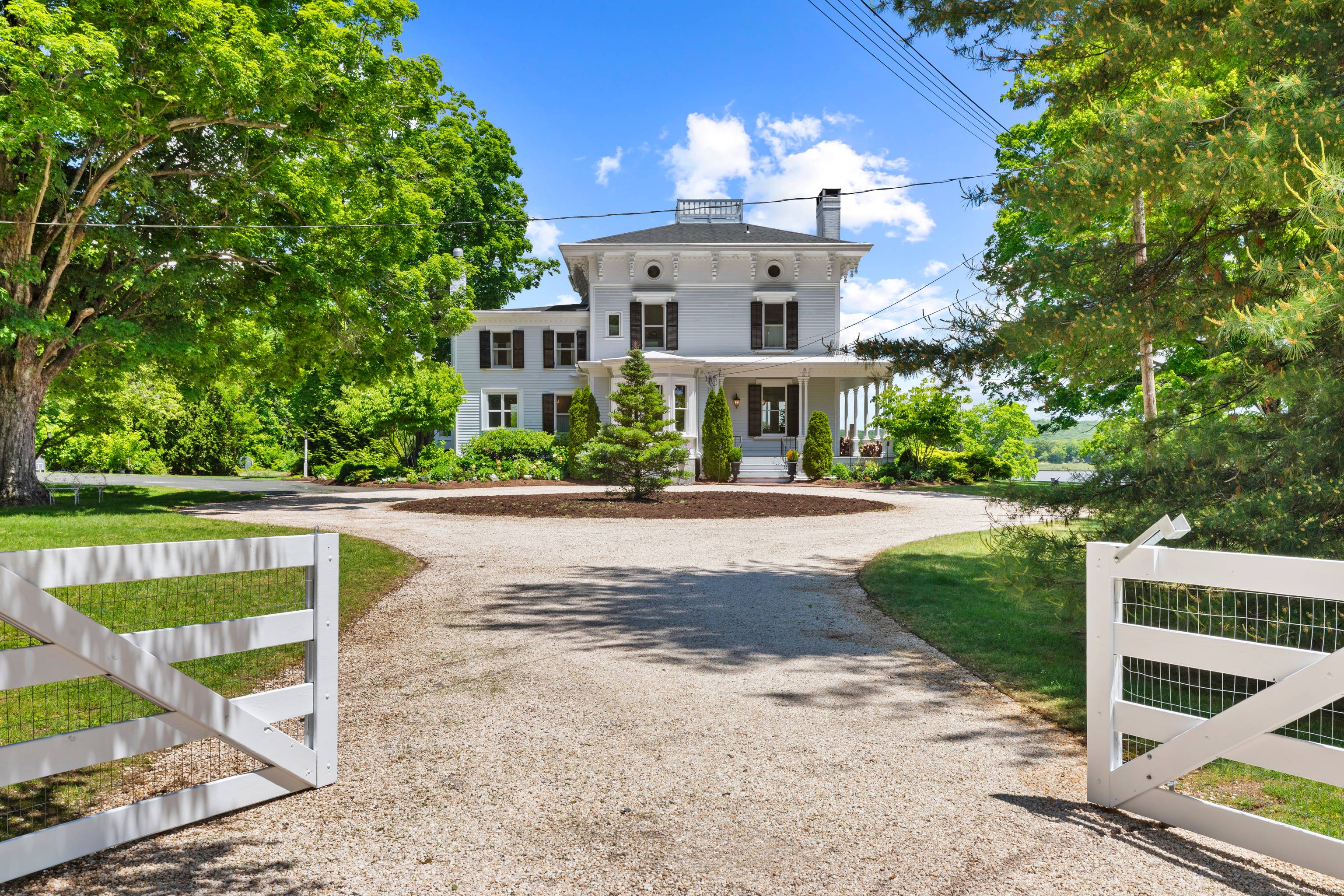 Essex Waterfront Signature Property A Victorian Gem on the Connecticut River Experience the epitome of waterfront elegance with this Victorian masterpiece.