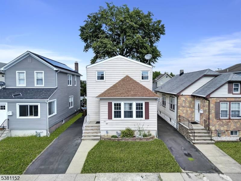 Well maintained colonial in the heart of town, close to school, shopping and NYC train !