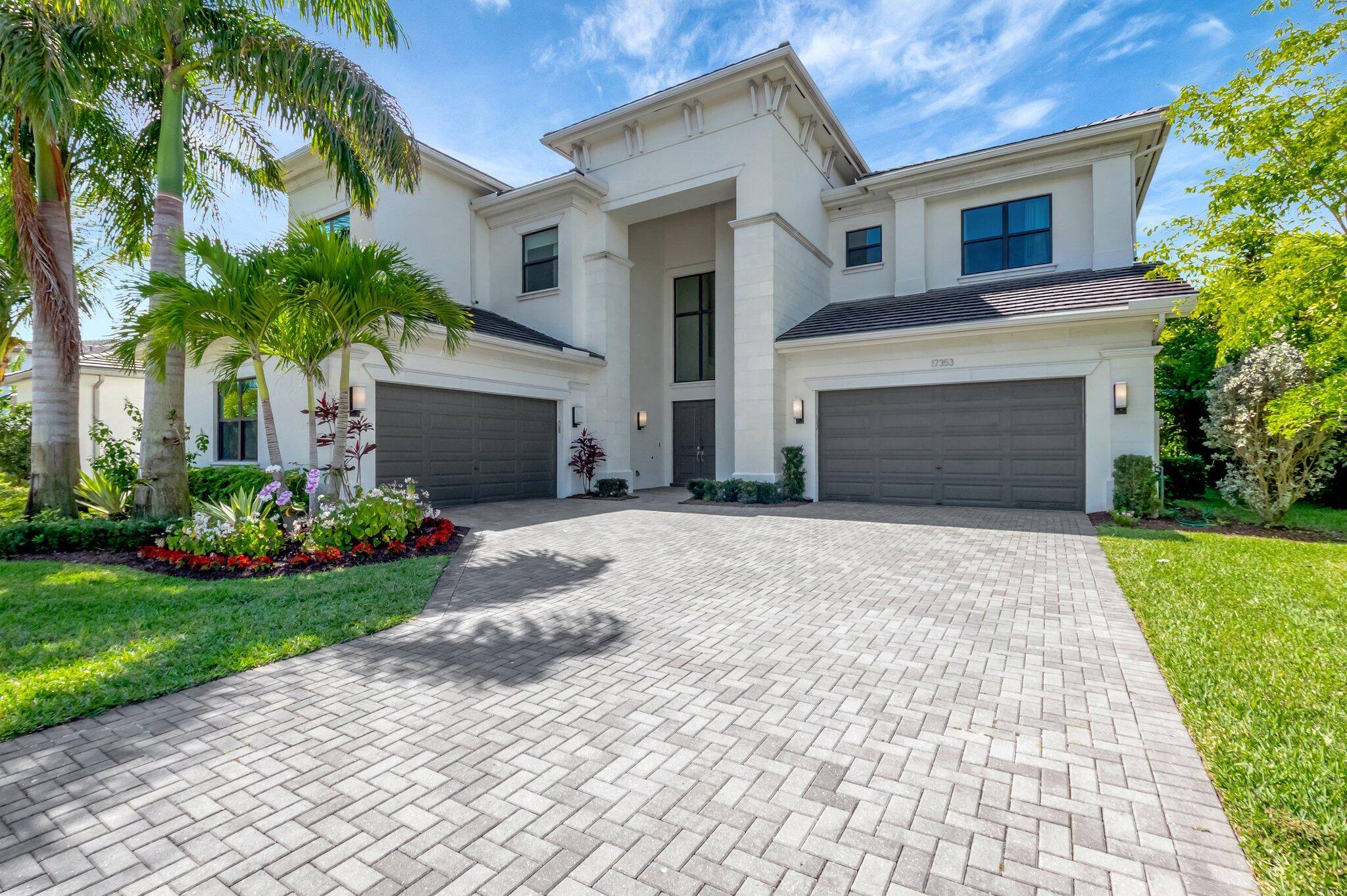 Stunning expansive lake view !