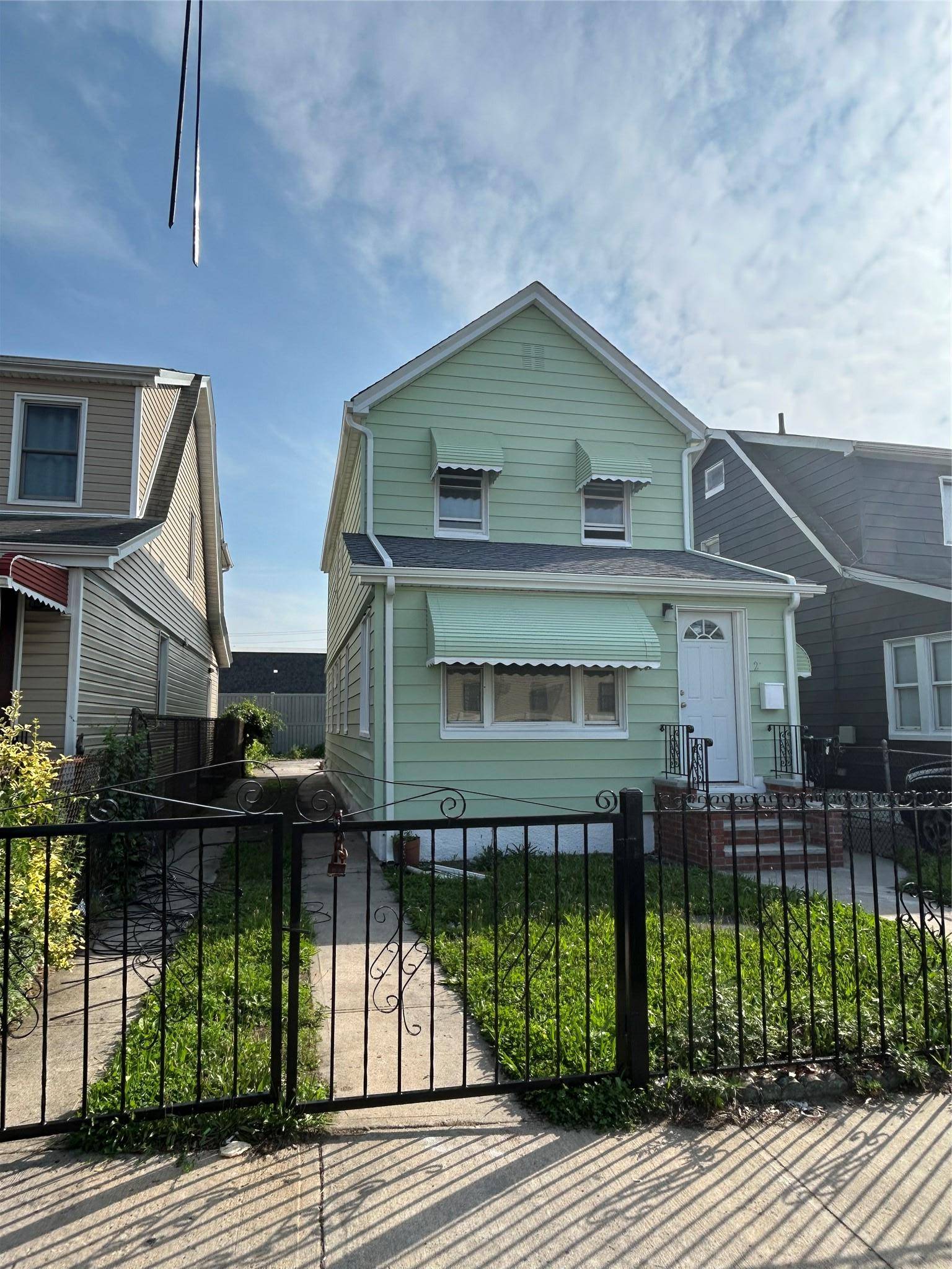 2 family house in a nice neighborhood facing to Baisley Park.