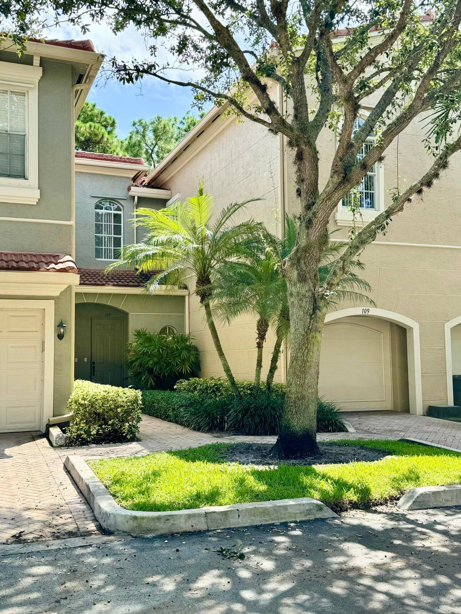 Beautiful, large and spacious 2 story townhome largest floor plan available in Legends featuring a large eat in kitchen, all brand new stainless steel appliances, large open living room with ...