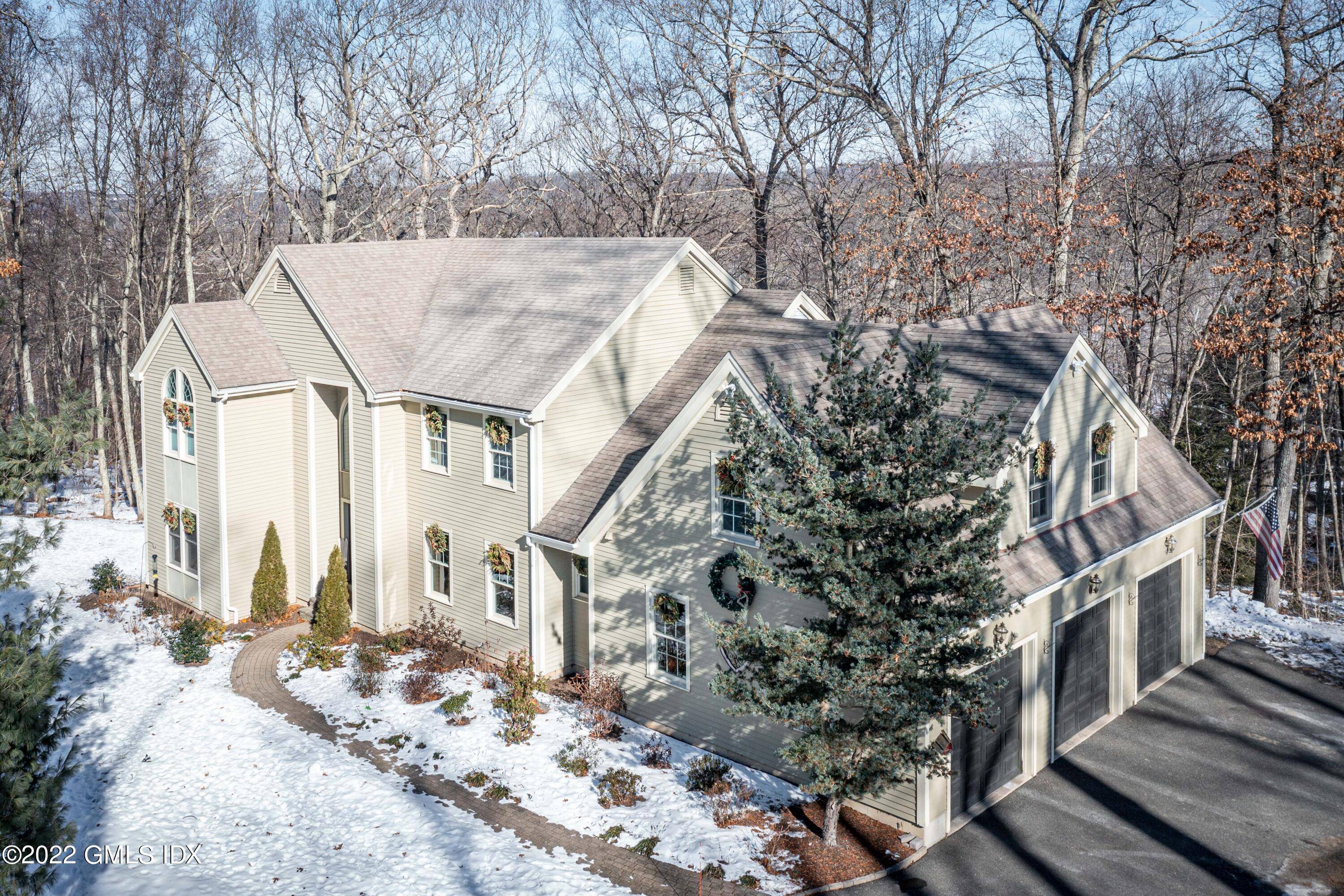 MOVE IN READY ! Go into a wide foyer impressive high ceilings with gorgeous staircase that crown your entry.