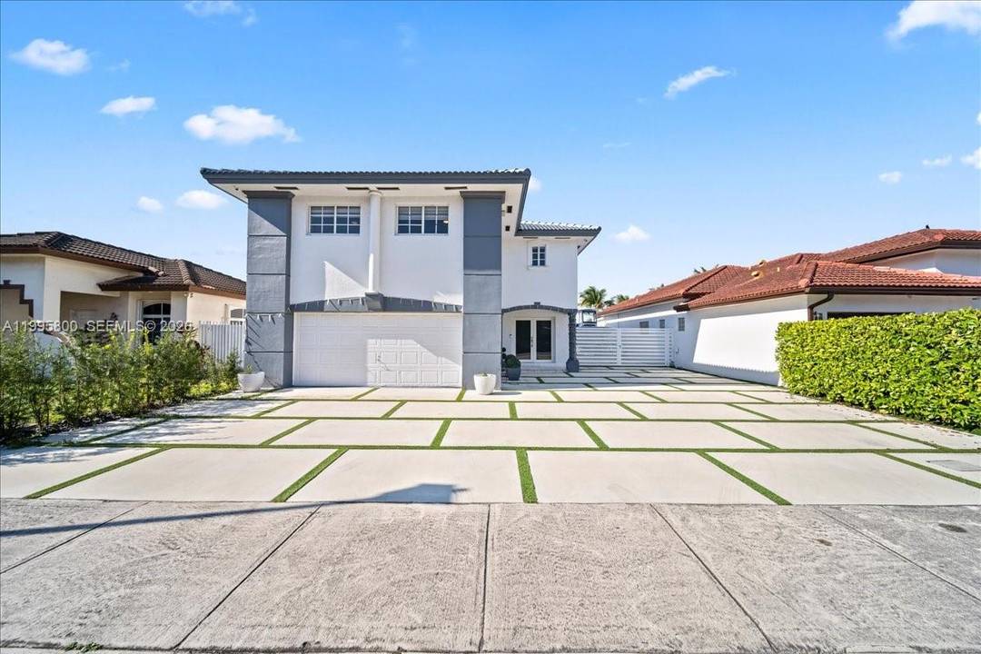 Seller offering 2 towards Buyer Closing Costs Welcome to this breathtaking 2 story lakefront home in the highly sought after gated community of Caribe Lakes Phase I !