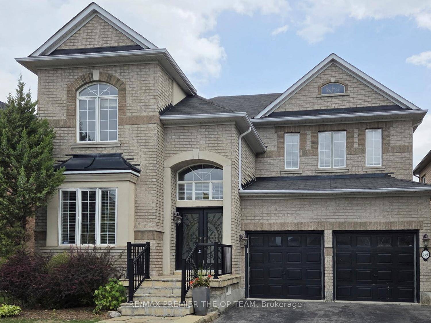 Welocme to 59 Rossi Dr. A stunning 2 Storey detached home in the sought after Vellore Village Community.