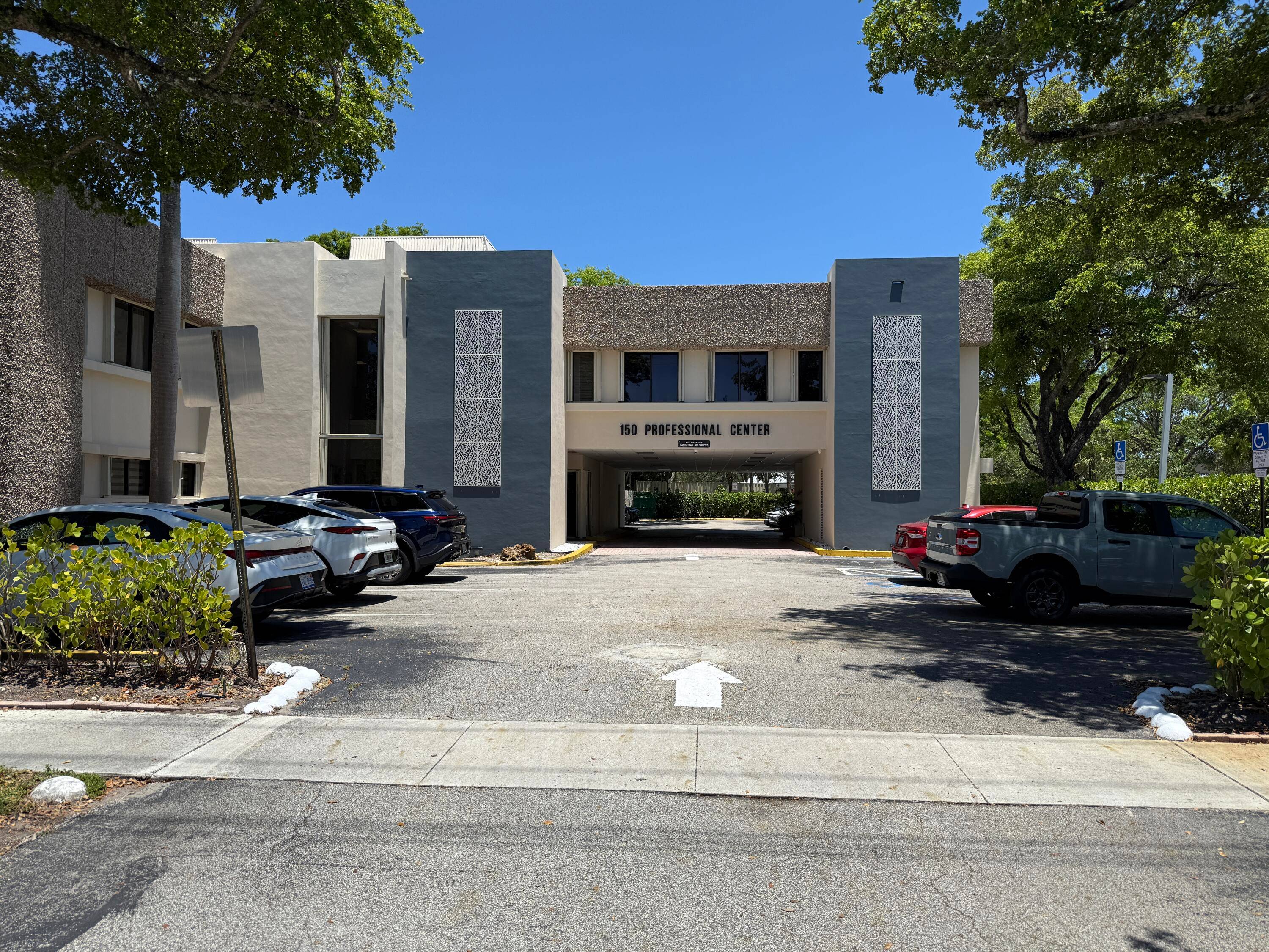 Take advantage of this incredible opportunity to lease a 4 room 2 bathroom medical office space in the heart of Plantation !