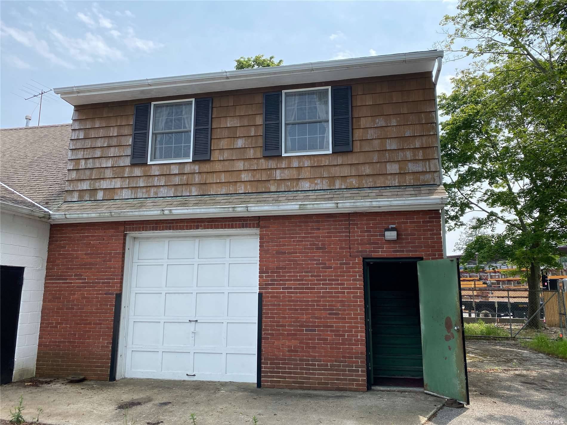1st Floor 1800 Sq Ft, 1 Full Bath 2 Half Baths ; 1 Overhead Door ; Shared Utilities ; Shared Parking Lot.