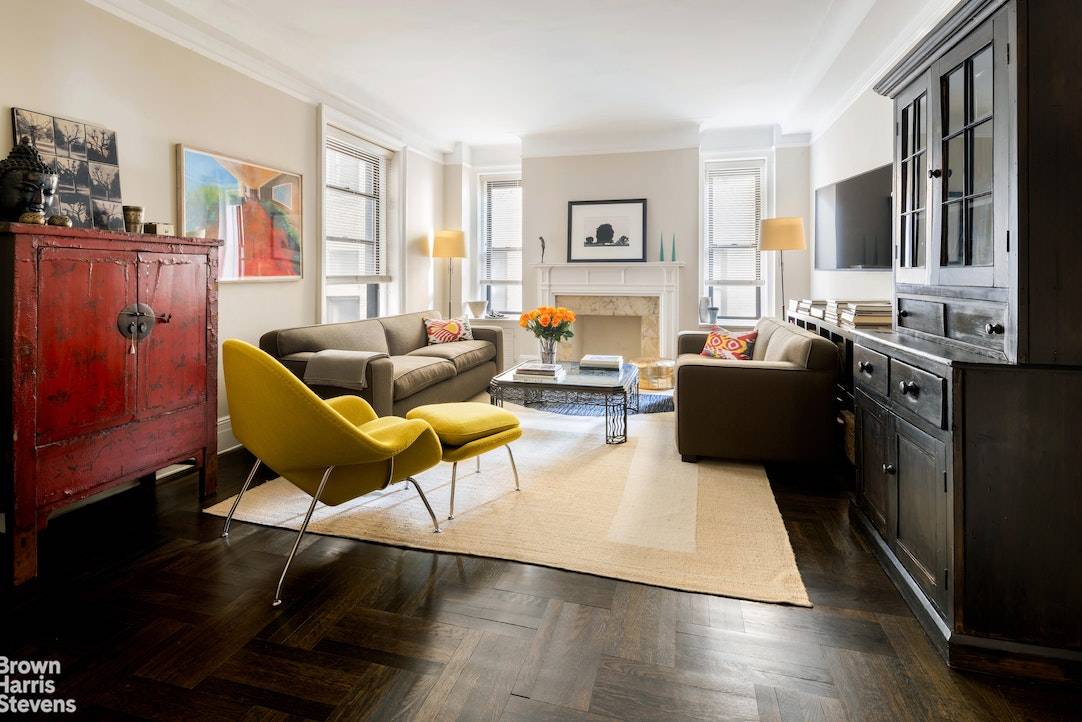 PRIME UPPER WEST SIDE PRE WAR PRICED TO SELLClassic pre war elegance greets you as you enter this gracious and quiet 2 bed 2 bath home.