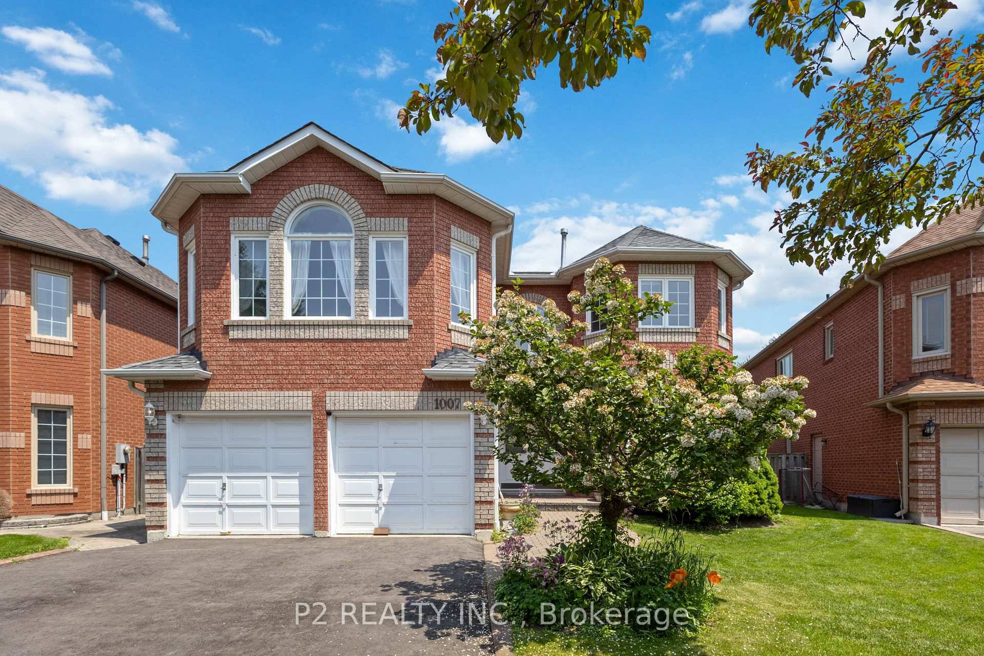 Welcome to this charming detached home in the sought after Rosebank neighborhood !