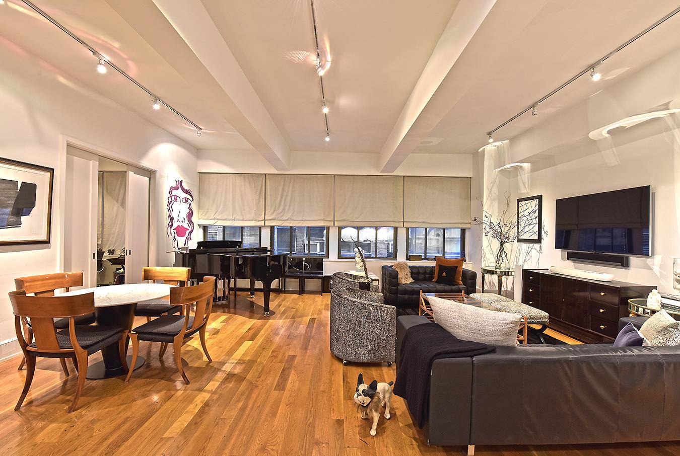 This 2, 065 square foot 3 bedroom condo in the landmarked Cass Gilbert Building has a sweeping open floor plan with a blend of fine natural woods and luxurious marble.