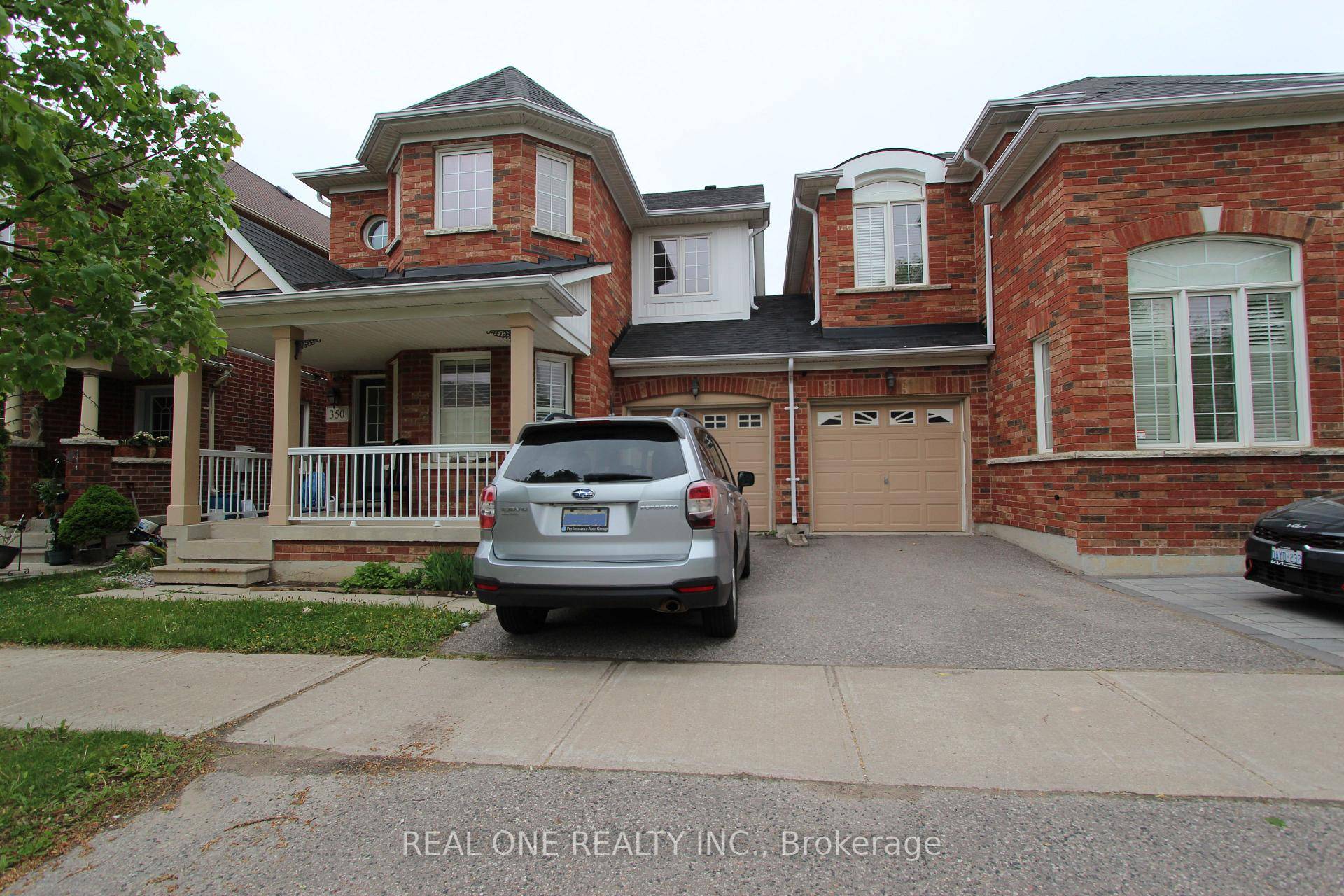 Spacious 3 bedroom house, linked by garage only.
