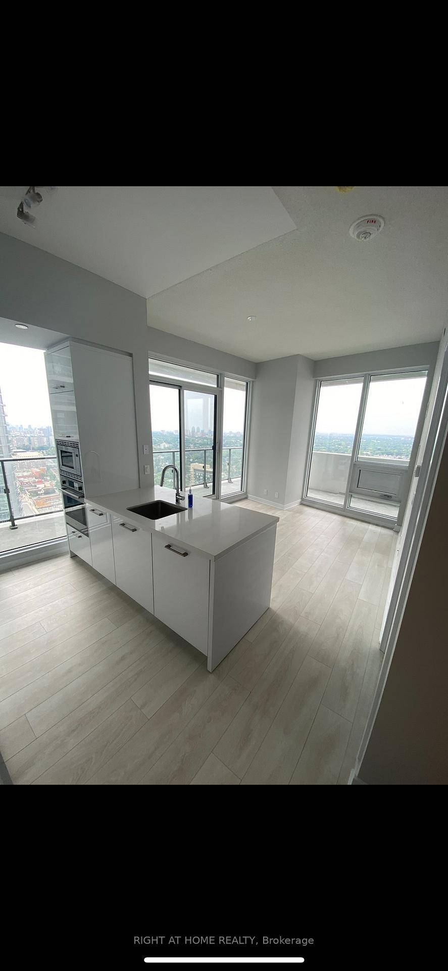 Specious 1 bedroom suit in the heart of Yonge Eglinton.