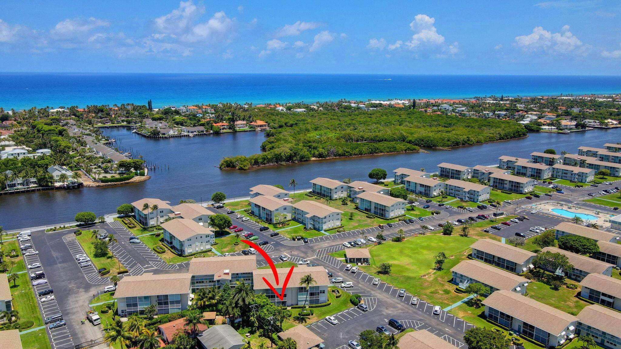 Welcome to paradise ! Here's your chance to live in an Intracoastal community at an affordable price !