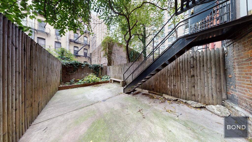 Renovated 1 bedroom with a backyard and laundry in the unit !