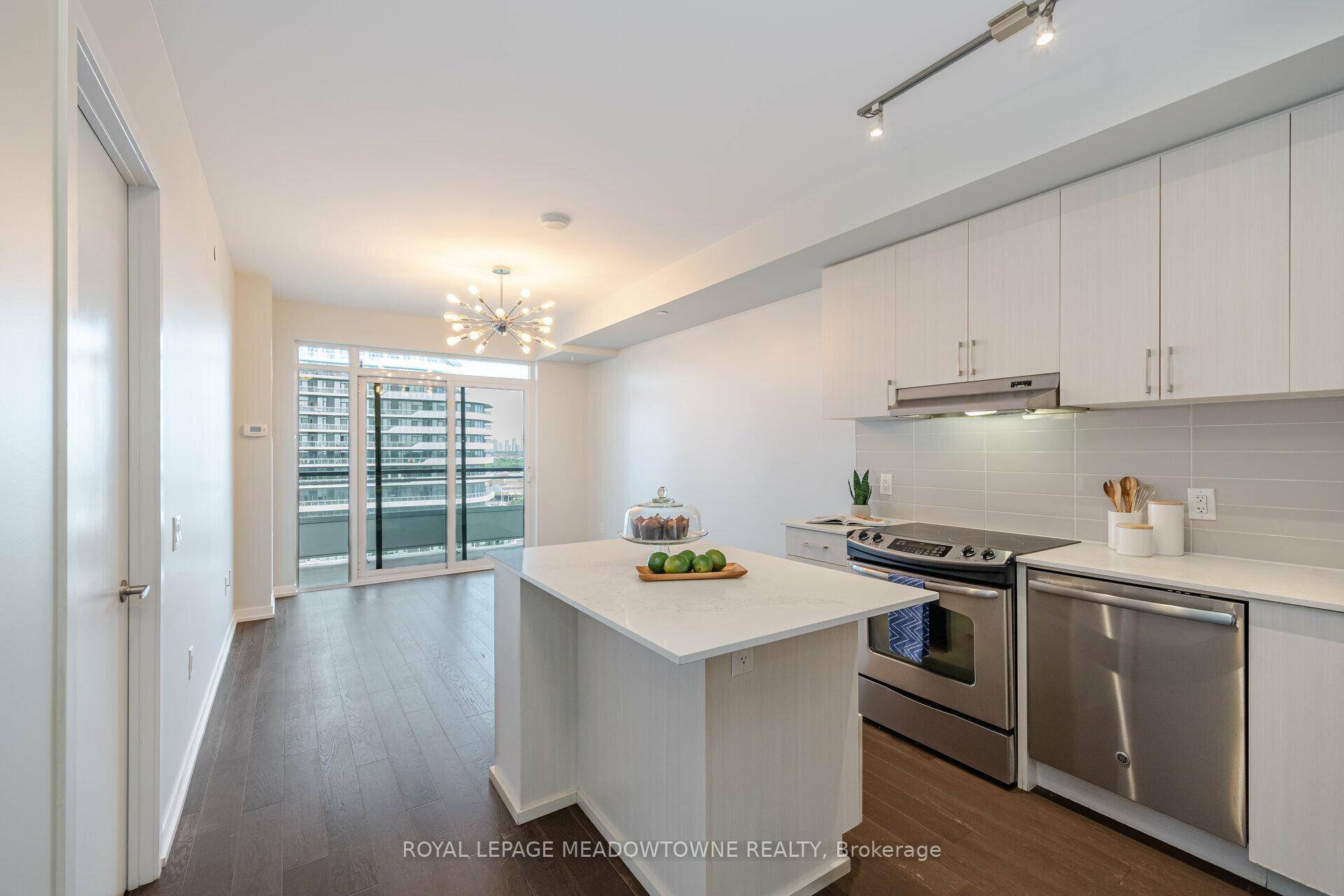 Welcome to this bright and stylish 1 bedroom den, 2 bath condo in the heartof Erin Mills.