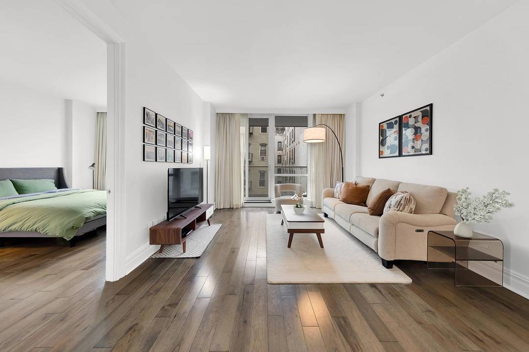 Welcome to Unit 3F at Murray Park North, one of Long Island City s most thoughtfully designed boutique condominiums, situated directly across from Murray Park.