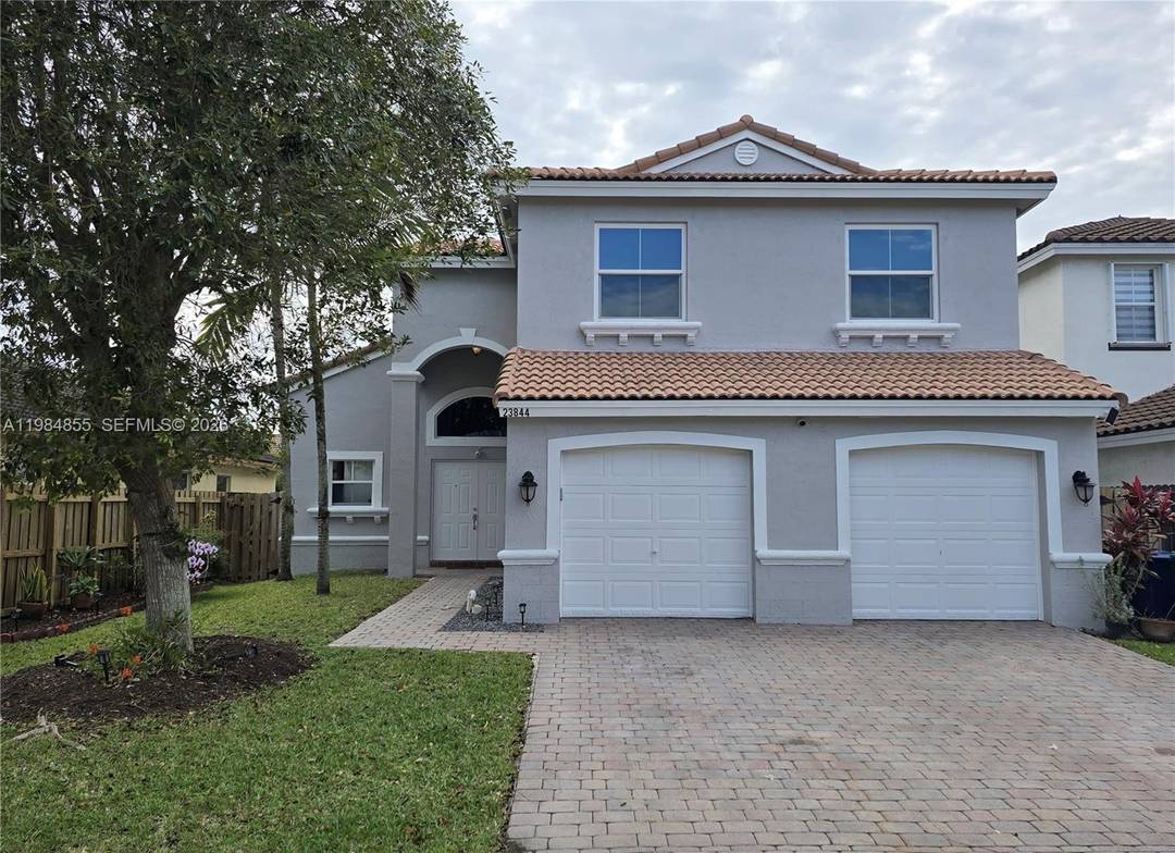 Beautiful and spacious single family home located in the desirable Spicewood neighborhood !