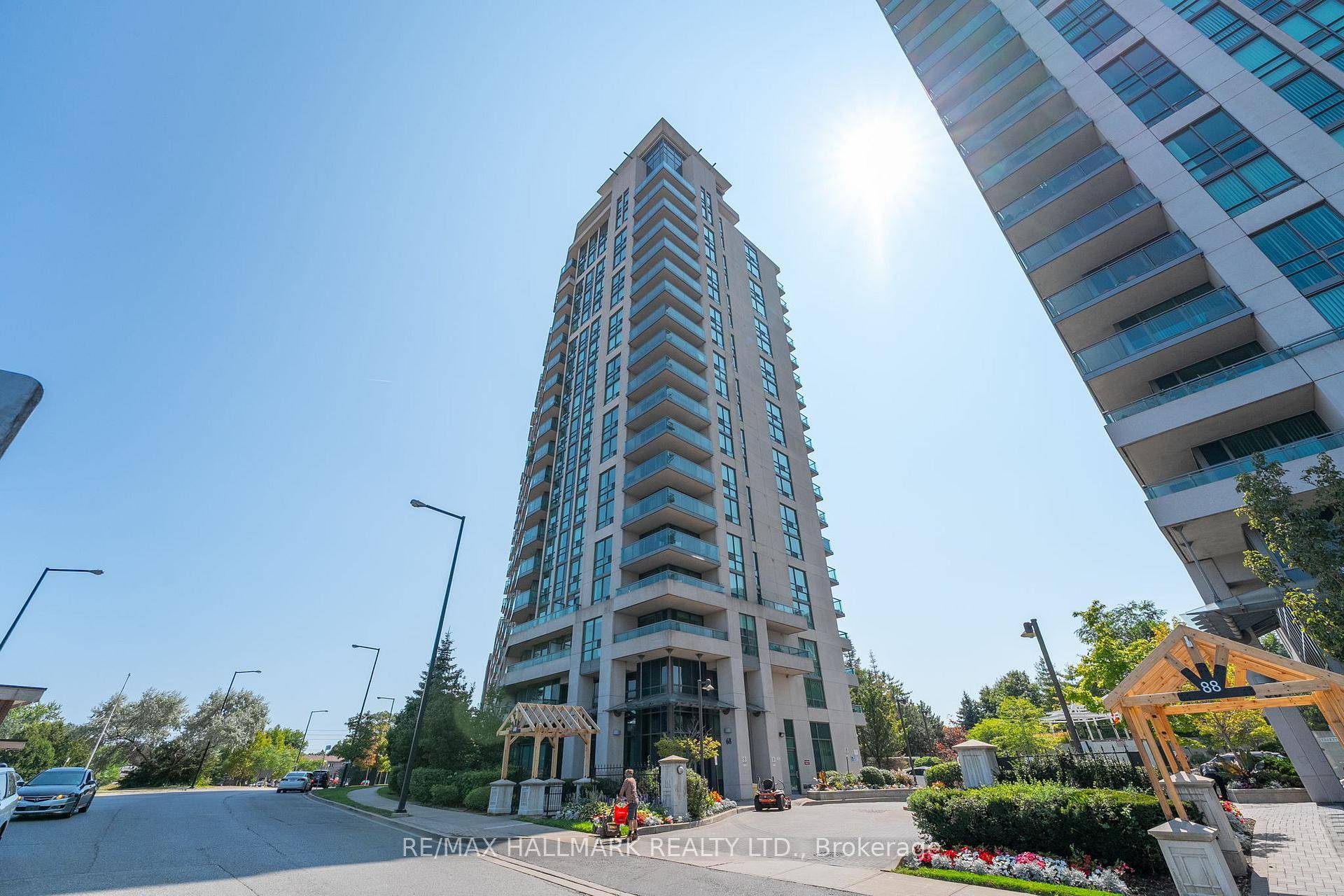 This spacious 2 1 bedroom, 2 full bathroom condo is ready for its next family to call it home.