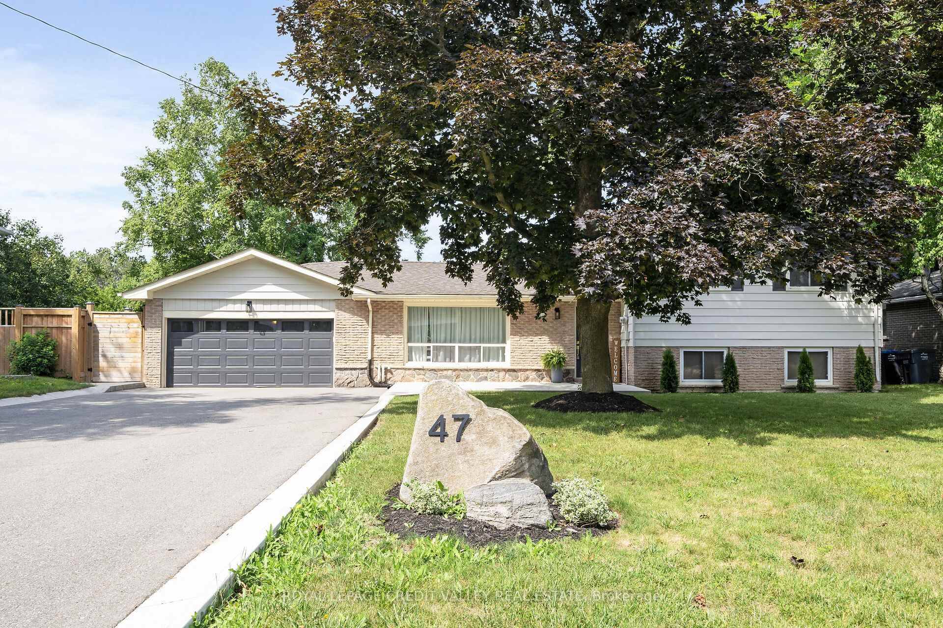 This spectacular side split is located in one of the most sought after neighbourhood in Caledon East.