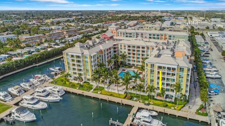 Resort style living in the charming waterfront village of The Moorings Lantana !