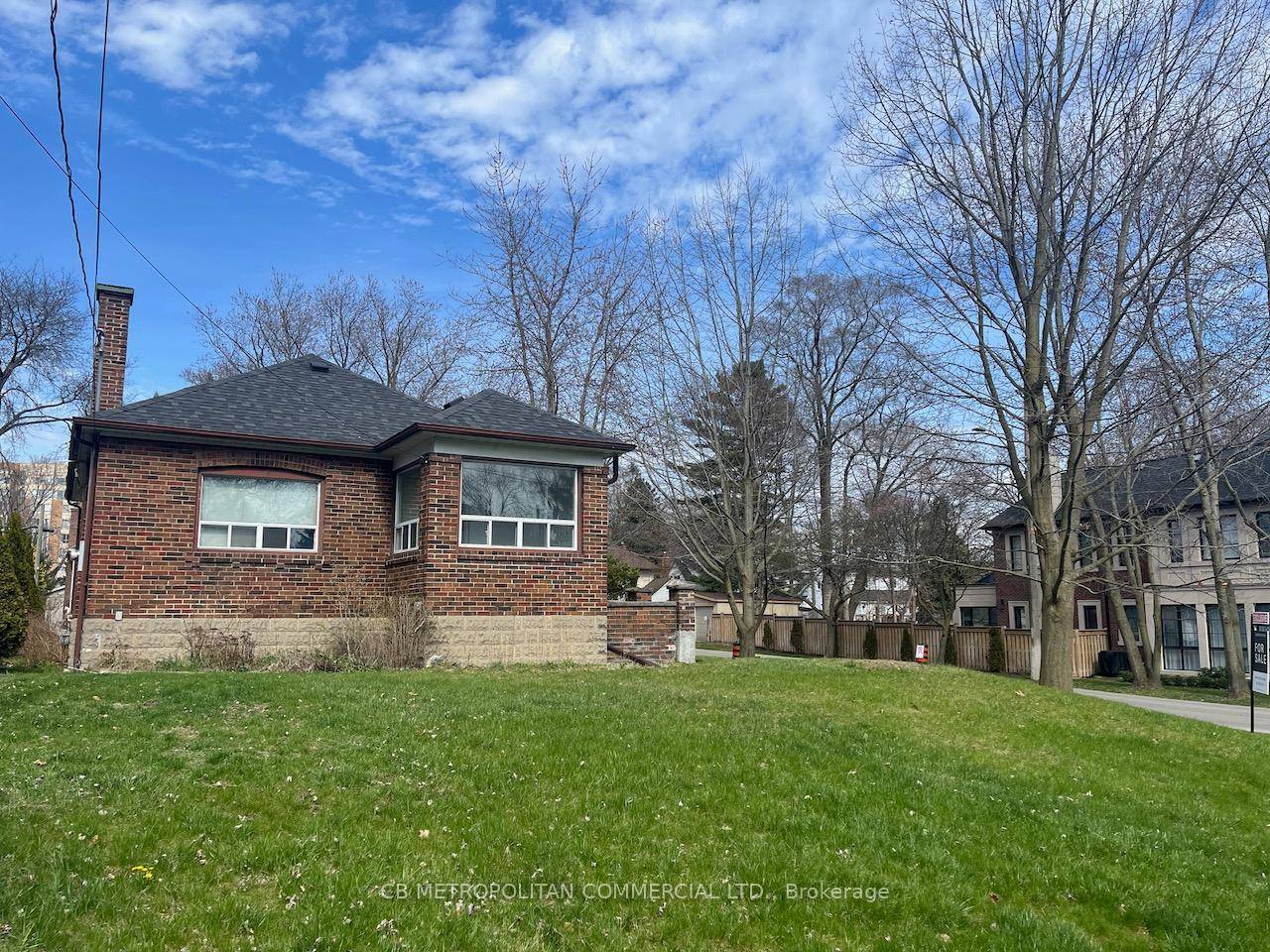 Extra large 6, 600 square foot corner lot on the crest of Orchard Hill ; best lot in this enclave of 50 properties adjacent to the Toronto Golf Club, Lakeview ...